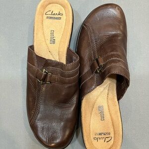 “Clarks” Women’s  9.5 Brown Slip-Ons ((Like New))